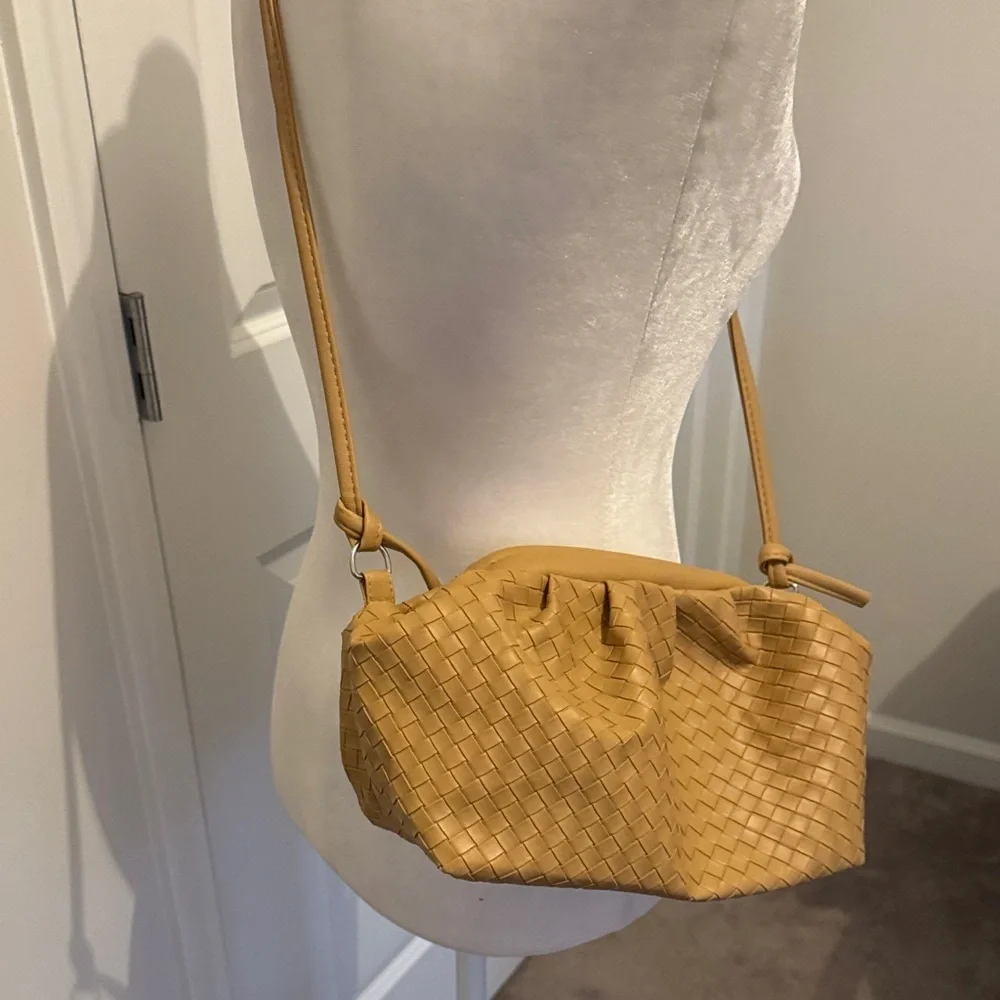 Elegant Tan Woven Shoulder Bag